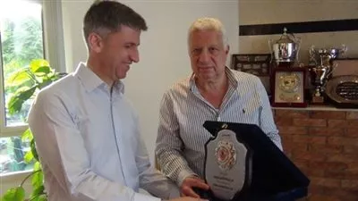 الزمالك يمنح السفير القبرصى درع النادى والعضوية الشرفية 