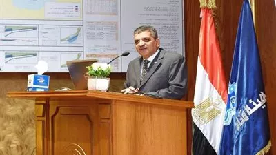 رئيس «قناة السويس»:321 سفينة تنتظر تعويم السفينة الجانحة