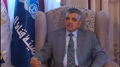 ربيع: تعويم سفينة جانحة بحمولة 220 ألف طن دون تفريغها حدث «غير مسبوق»