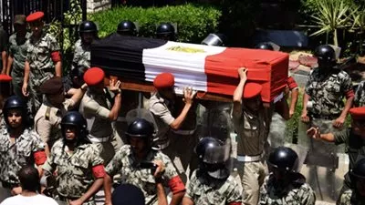 وزير الداخلية يتقدم مُشيّعي الجنازة العسكرية لشهيد الواجب بالعريش