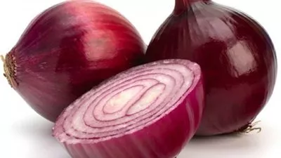 دراسة: البصل الأحمر يدمر الأورام السرطانية