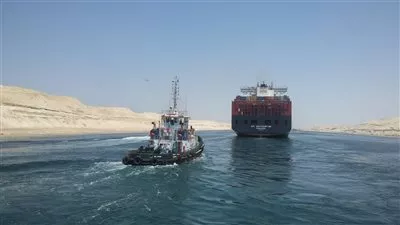 عبور 43 سفينة قناة السويس بحمولات مليوني طن