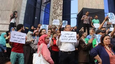 وقفة للصحفيين أمام النقابة احتجاجًا على احتجاز قلاش والبلشي وعبد الرحيم