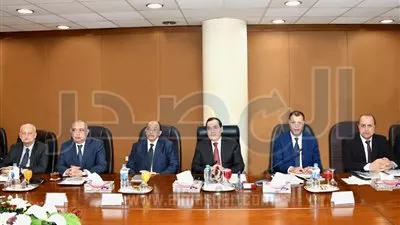 وزير البترول يعتمد الموازنات التخطيطية الجديدة لشركات القطاع العام
