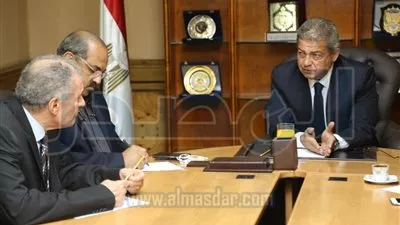وزير الشباب والرياضة يناقش مع اللجنة الثلاثية موقف اتحادي السلاح والتنس