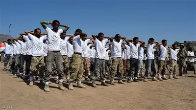 الحكومة اليمنية تضم 5 آلاف عنصرًا من المقاومة إلى الجيش