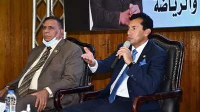 وزير الرياضة يلتقي العمال لمناقشة الاستراتيجية الوطنية للشباب والنشء