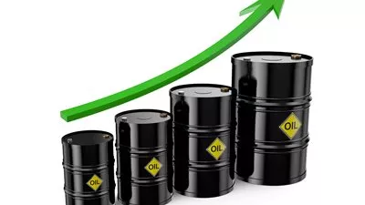 النفط يرتفع 5 % .. و«برنت» يصعد لـ 61.44 دولارًا للبرميل
