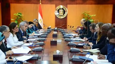 وزراء الكهرباء والاستثمار والصناعة يبحثون مع 