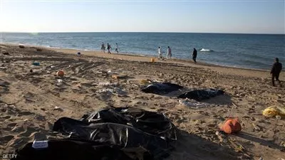 الموج يجرف جثث عشرات اللاجئين إلى ساحل غرب ليبيا
