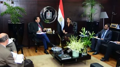 وزيرة الاستثمار تبحث مع بنك التنمية الإفريقى دعم مشروعات الطاقة المتجددة وريادة الأعمال