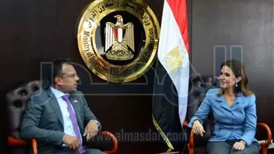 سحر نصر تبحث مع سفير سنغافورة زيادة الاستثمارات في مصر