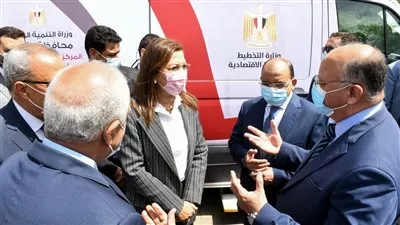 «التخطيط» تسلم 12 سيارة خدمة تكنولوجية متنقلة لوزارة التنمية المحلية