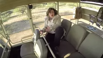 فيديو: إلهام شاهين تصاب بالذعر من الأسود مع 