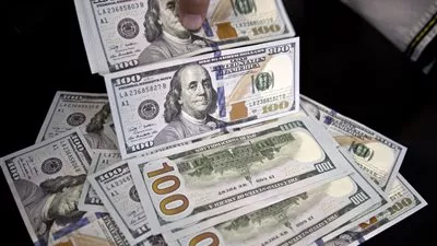 الدولار يستقر قرب أعلى مستوى فى أسبوعين مع تباطؤ اقتصاد الصين