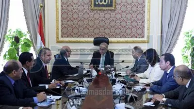 شريف إسماعيل يبحث مع وزير الزراعة إقامة مشروعات للاستثمار الداجني 