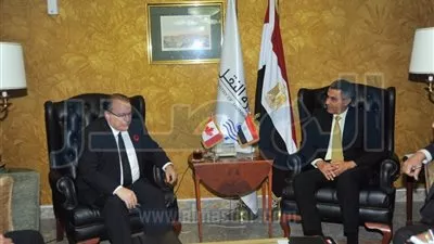 وزير النقل يبحث مع السفيرالكندى زيادة الإستثمارات المشتركة بين البلدين 