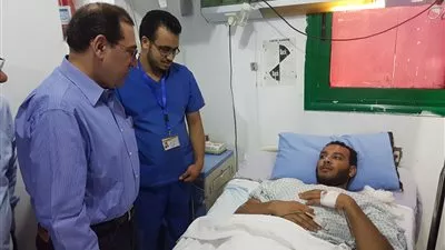 صور.. وزير البترول يزور مصابي حريق 