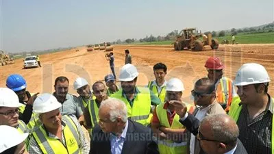 وزير النقل يشدد على إنهاء طريق 