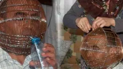 زوجة تجبر زوجها على العيش ورأسه بقفص حديدي.. والسبب؟