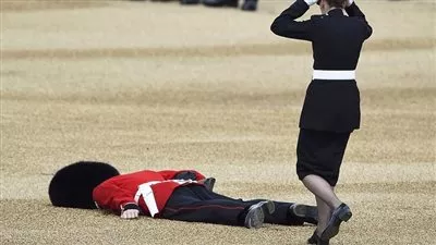 صور: أحد الحراس الملكيين يفقد وعية في احتفالات الملكة إليزابيث 