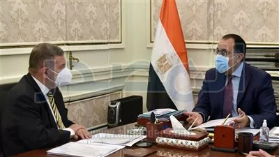 مدبولي يستعرض مع وزير قطاع الأعمال تطورات تنفيذ مشروع السيارات الكهربائية