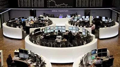 أسهم شركات السفر والسياحة تقود بورصات أوروبا نزولاً بعد هجمات باريس