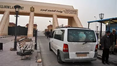 عودة 532 مصريا ووصول 46 شاحنة من ليبيا عبر منفذ السلوم