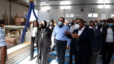 مدبولي يتفقد عددًا من المصانع وورش الإنتاج بمدينة دمياط للأثاث