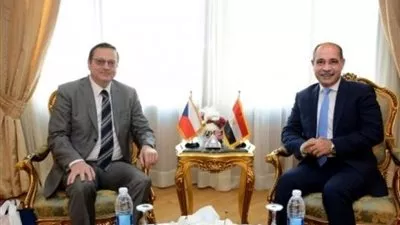 وزير الطيران يبحث مع سفير التشيك إعادة تشغيل خط «القاهرة - براغ»