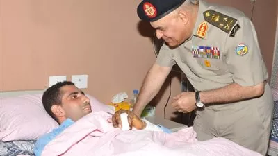 صور: وزير الدفاع يزور مصابي مواجهات الإرهاب بشمال سيناء