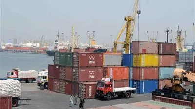 وصول 150 ألف طن مواد بترولية وغلال إلى ميناء الإسكندرية