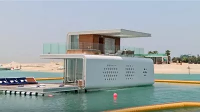 فيديو: إنشاء 40 منزلًا عائما فوق الماء في دبي