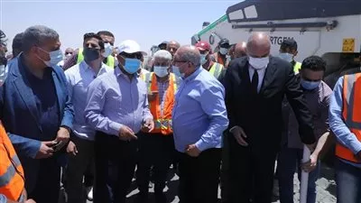 وزير النقل يتفقد محور قوص على النيل استعدادًا لافتتاحه