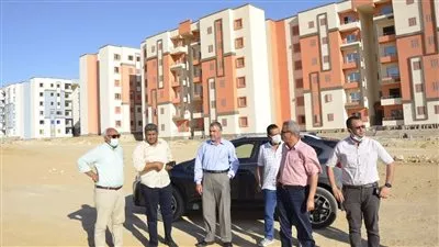 مسئولو «الإسكان» يتفقدون المشروعات السكنية في مدينة 15 مايو