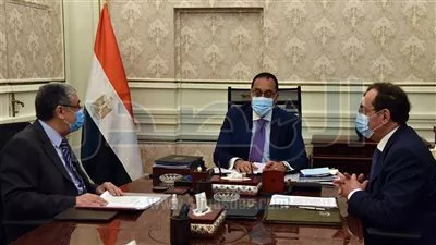 مدبولي يتابع موقف مشروعات «الكهرباء» و«البترول» لتطوير القرى