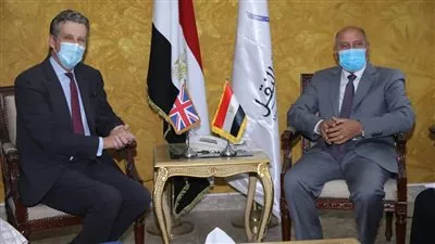 كامل الوزير يبحث مع السفير البريطاني التعاون في مشروعات النقل