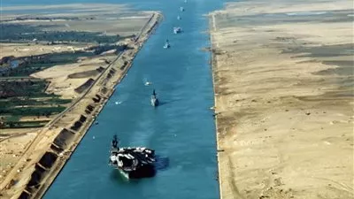 مميش: عبور 37 سفينة قناة السويس بحمولات 2,8 مليون طن