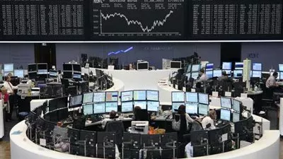 الأسهم الأوروبية تهبط لأدنى مستوى في أسبوع في التعاملات الصباحية