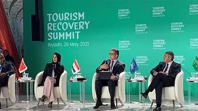 قمة «إنعاش السياحة» توصي بأهمية صياغة آلية موحدة للسفر