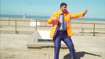 الخليل كوميدي يصاب بالذعر ويرتدي سترة النجاة في 