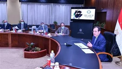 الملا يتابع تنفيذ خطة التوسع باستخدام الغاز الطبيعى لتموين السيارات