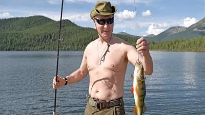 الرئيس الروسي يمارس الغوص وصيد الأسماك في سيبيريا (فيديو)