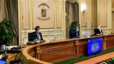 الحكومة تقرر عودة العمل بالمواعيد الصيفية لفتح وغلق المحال والمولات والمقاهي