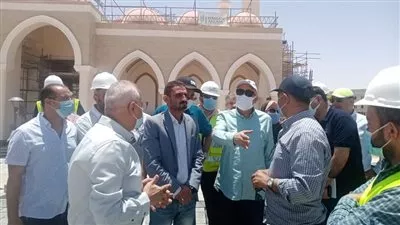 مسئولو «الإسكان» يتفقدون الممشى الشاطئي والجامعة الدولية في العلمين الجديدة