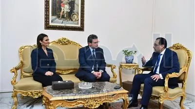 «مدبولى» يدعو نائب رئيس «بيجو» للاستثمار بصناعة السيارات فى مصر