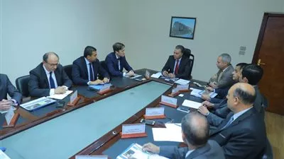 وزير النقل يبحث مع «سيمنس» أعمال تحديث نظم إشارات السكك الحديدية 