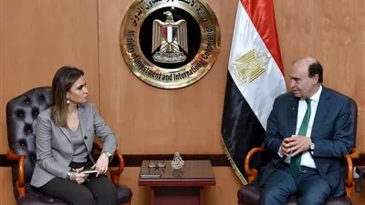 سحر نصر ومميش يناقشان الخريطة الاستثمارية بقناة السويس
