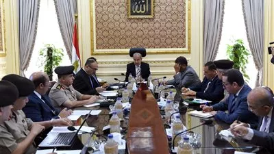 بالصور.. رئيس الوزراء يبحث سبل تطوير صناعة الدواء