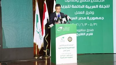 رئيس البريد يهدي وزير الاتصالات جائزة التميز الرقمي